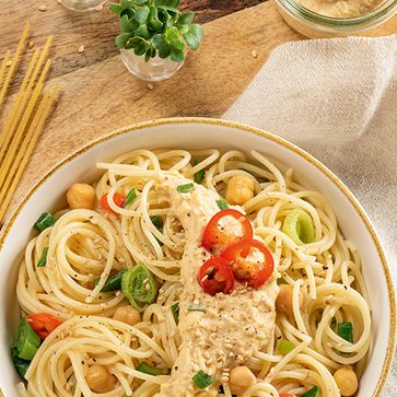 Spaghetti mit Frühlingszwiebel, Hummus und geröstetem Sesam